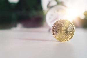 symbole de bitcoins comme crypto-monnaie d'argent numérique avec fond de nature photo