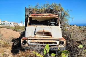 rouillé abandonné un camion sur le désert photo