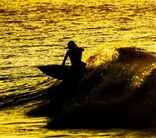surfeur au coucher du soleil photo