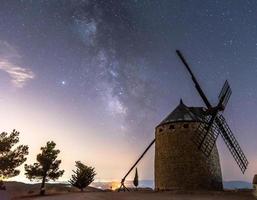 moulin à vent avec la voie lactée photo