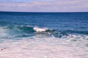 énormes vagues de la mer photo