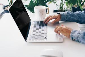 personne utilisant un ordinateur portable pour travailler sur un bureau photo