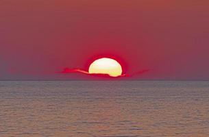 le Soleil réglage dans une oreiller de des nuages photo