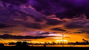 le Contexte de Orange crépuscule des nuages à le coucher du soleil photo