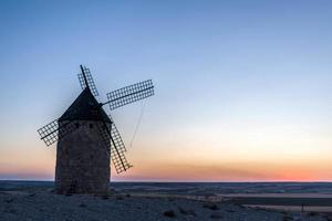 ancien moulin à vent au coucher du soleil