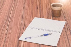 cahier et café sur le bureau photo