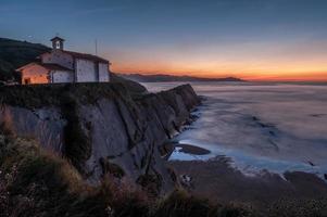 église sur falaise au coucher du soleil