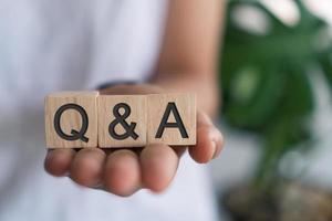 q et un alphabet sur des cubes en bois à la main photo