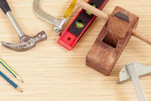 Outils de menuisier sur une table photo