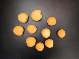 abricots sur fond de table sombre photo