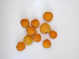 abricots sur fond de table lumineuse photo