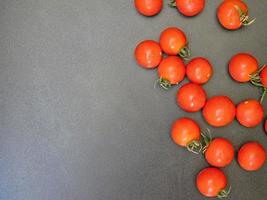 tomates sur un fond de table sombre photo