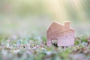 modèle de maison en bois sur le terrain, le logement et le concept immobilier