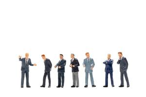 Groupe miniature d'hommes d'affaires debout sur un fond blanc photo