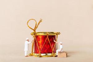 travailleurs miniatures peignant une décoration de Noël, Noël et bonne année concept photo