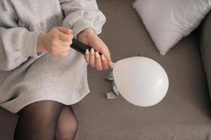 le fille est en train de préparer pour le vacances, gonfler des ballons avec une pompe photo