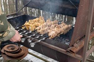 frire shish kebab de différent les types de Viande sur brochettes sont frit dans le gril, Humain mains