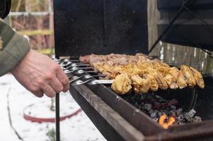 une homme flips une Viande kebab sur le gril, barbecue