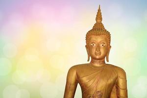 makha asanaha visakha bucha jour image de bouddha doré. fond de feuilles de bodhi avec une lumière brillante. image douce et style de mise au point fluide photo