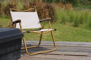 camping chaise sur vieux en bois sol photo