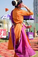 Delhi, Inde - décembre 11 2022 - bharathanatyam Indien classique Odissi danseurs performant à organiser. magnifique Indien fille danseurs dans le posture de Indien danse. Indien classique Danse bharatanatyam photo