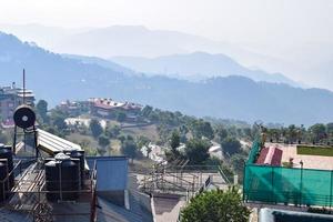 vue tôt le matin du restaurant moderne sur le toit à kasauli, himachal pradesh en inde, vue sur les collines de montagne depuis le restaurant en plein air à kasauli, restaurant sur le toit de kasauli photo