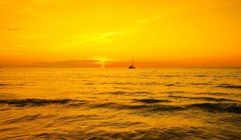 beau coucher de soleil sur la plage, ciel au crépuscule et réflexion sur la mer photo