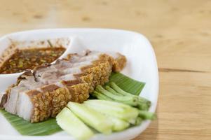 croustillant frit porc ventre sur une blanc assiette photo