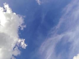 ciel et nuages blancs photo