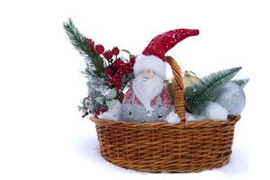 Noël décoration gnome dans épicéa branches dans une osier panier. photo