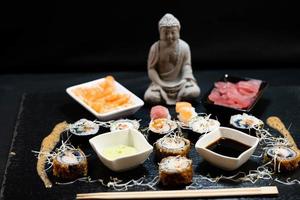 différents types de sushis de fruits de mer d'asie sur une ardoise photo
