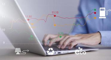 homme en utilisant portable avec pétrole énergie graphique de le monde marché, impact sur le économie concept, homme d'affaires toucher graphique avec le indicateur sur le pétrole prix faire glisser à gaz gare, fluctuations dans pétrole des prix. photo