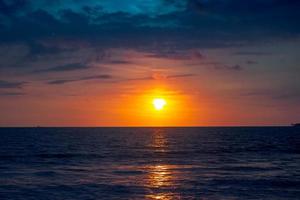 le coucher du soleil dans le mer avec spectaculaire ciel photo