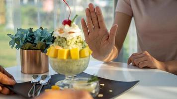 femmes prendre se soucier de santé et contrôle nourriture, pousser bingsu plats. refusant à manger tout sortes de desserts éviter sucre et bonbons pour bien santé. photo