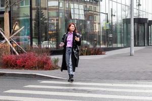 attrayant sur de soi femme d'affaires est en marchant à le centre ville district. photo