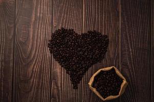 grains de café disposés en forme de coeur