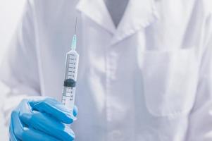 médecin avec un vaccin pour lutter contre le covid-19