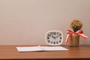 cahier et horloge sur la table photo