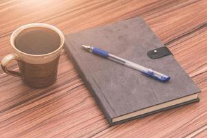 café avec un bloc-notes sur table en bois photo