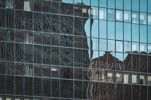 réflexions sur la façade vitrée d'un immeuble de bureaux photo
