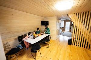 mère avec quatre les enfants manger des fruits dans en bois pays maison sur fin de semaine. photo