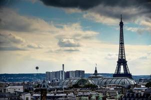 le beauté de le Eiffel la tour, le fer structure symbole de Paris, Capitale de France. pendant une 2012 août vacances photo