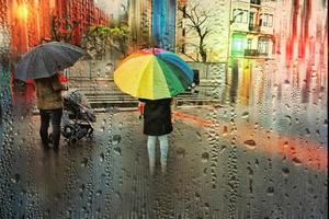bilbao, Biscaye, Espagne, 2022 - gens avec un parapluie dans pluvieux journées dans hiver saison, bilbao, basque pays, Espagne photo