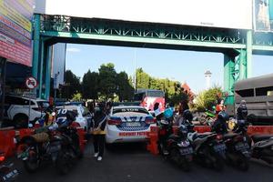 kudus, décembre 2022. photo de une occupé moto parking lot dans le kudus ville carré. visiteurs viens sur les dimanches à exercice et se détendre.