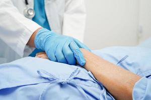 médecin tenant par la main une patiente âgée asiatique, aide et soins à l'hôpital. photo