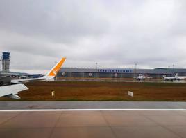 Istanbul, dinde - 17.10.2021 une Pégase Compagnie aérienne avion vient dans pour atterrissage dans Istanbul parmi des nuages à altitude proche en haut de ses aile. photo