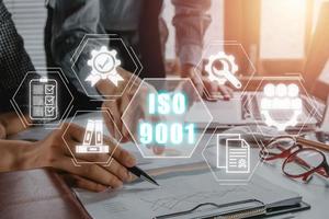 iso 9001 concept, affaires équipe travail sur financier Les données avec iso 9001 icône sur virtuel filtrer, qualité la gestion système. photo