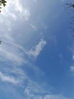 beaux nuages blancs sur fond de ciel bleu profond. de grands nuages doux et moelleux couvrent tout le ciel bleu. photo