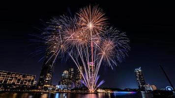 feux d'artifice sur la rivière dans le ciel sombre photo