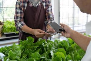 proche en haut image de homme achat Frais des légumes de marché photo